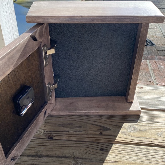 Handgun clock to conceal weapon - Picture 2 of 6